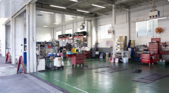 カーディーラーと同じ資格の自社指定工場